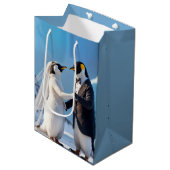 Dancing Bride and Groom Penguins Mittlere Geschenktüte (Vorderseite Schrägansicht)