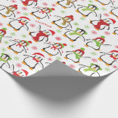 Dancing Penguins Red and Green Pattern Christmas Geschenkpapier (Ecke)