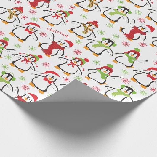 Dancing Penguins Red and Green Pattern Christmas Geschenkpapier (Ecke)