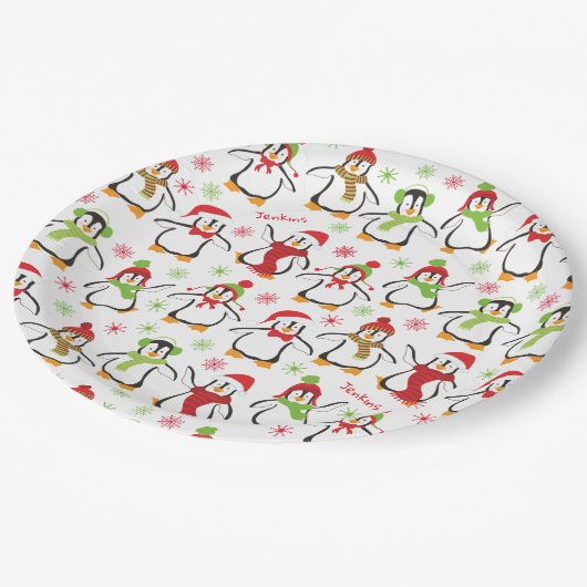 Dancing Penguins Red and Green Pattern Christmas Pappteller (Schrägansicht)