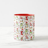 Dancing Penguins Red and Green Pattern Christmas Zweifarbige Tasse (Mittel)