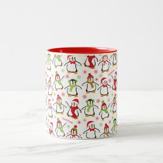 Dancing Penguins Red and Green Pattern Christmas Zweifarbige Tasse (Mittel)