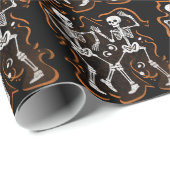 Dancing Skeletts Funny Halloween Party Geschenkpapier (Rolleneckpunkt)