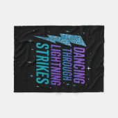 Dancing Through The Lightning Strike Dancer Motiva Fleecedecke (Vorderseite (Horizontal))