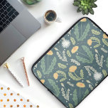Dandelion Floral Weed Muster Laptopschutzhülle<br><div class="desc">Dieses Design zeigt eine handgezeichnete Illustration von Blume und Blätter aus Kronleuchter in sanften Farbtönen von grün und sonnengelb Set auf tiefgrünem Hintergrund. Ideal für diejenigen, die die Schönheit der Wildblumen schätzen und diese gelben Blumen als mehr als nur Unkraut sehen! Woll es zu ändern? Sie können die Hintergrundfarbe so...</div>