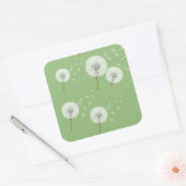 Dandelion Muster auf grünem Hintergrund Quadratischer Aufkleber (Umschlag)