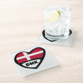 Dänemark Land Code Flag Heart Button Abzeichen, DN Glasuntersetzer (Schrägansicht)