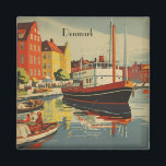 Dänemark Vintage Travel Poster kundenspezifisch Magnet<br><div class="desc">Mit diesem Magneten mit einem Vintagen dänischen Reiseplakat-Design bringen Sie Ihrem Kühlschrank oder Ihrem Büro eine Touch Vintagen Charmes. Dieser Magnet präsentiert eine lebendige Hafenlandschaft mit bunten skandinavischen Gebäude und klassischen Schiffen und verbindet künstlerischen Flair mit praktischem Einsatz. Egal, ob Sie Ihren Raum dekorieren, Reisedenkmäler sammeln oder ein nachdenkliches Geschenk...</div>