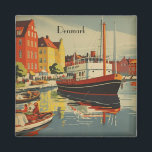 Dänemark Vintage Travel Poster kundenspezifisch Magnet<br><div class="desc">Mit diesem Magneten mit einem Vintagen dänischen Reiseplakat-Design bringen Sie Ihrem Kühlschrank oder Ihrem Büro eine Touch Vintagen Charmes. Dieser Magnet präsentiert eine lebendige Hafenlandschaft mit bunten skandinavischen Gebäude und klassischen Schiffen und verbindet künstlerischen Flair mit praktischem Einsatz. Egal, ob Sie Ihren Raum dekorieren, Reisedenkmäler sammeln oder ein nachdenkliches Geschenk...</div>
