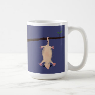 Dangle in Machbarkeit mit diesem schönen Opossum Kaffeetasse