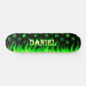 Daniel Skateboard grünes Feuer und Flammen Design. (Horizontal)