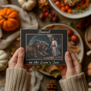 Daniel stehend in den Löwen und der schwarzen Post Postkarte