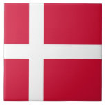 Dänische Flag Tile Fliese<br><div class="desc">Mit dieser eleganten Kachel, die die Flagge Dänemarks trägt, können Sie Ihren Wohnraum verbessern! Diese Fliesen sind mit viel Liebe zum Detail gestaltet und sind mehr als nur ein dekoratives Stück; sie sind eine Feier des dänischen Erbes und des Nationalstolzes. Das Design zeigt stolz die ikonische Flagge Dänemarks mit seinem...</div>