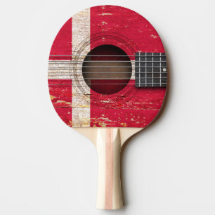 Dänische Flagge auf alter Akustikgitarre Tischtennis Schläger