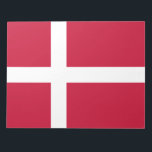 Dänische Flagge Notizblock<br><div class="desc">In diesem Design ist die Nationalflagge Dänemarks zu sehen, ein nordisches Land in Nordeuropa. Das dänische Festland, das südlichste der skandinavischen Regionen, besteht aus einer Halbinsel, Jutland, und einem Archipel mit 443 Inseln, von denen die größte Zealand, Funen und die nordjutlandische Insel sind. Dänemark liegt südwestlich von Schweden, südlich von...</div>