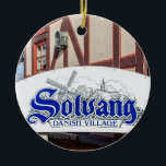 Dänisches Dorf Solvang Keramik Ornament<br><div class="desc">Dänische Siedlung in Südkalifornien mit dänischer Architektur in Solvang,  Kalifornien. Sign on the front mit dänischer Architektur auf der Rückseite. Passen Sie das Datum des Besuchs an.</div>
