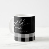 dankbar dankbar gesegnet Schwarz & Weiß Kariert Kaffeetasse (Vorderseite Links)