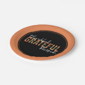 Dankbar, gesegnet Cheetah Print Typografy Pappteller (Schrägansicht)