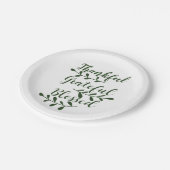 Dankbar, gesegnet, dunkelgrün, modernes Drehbuch Pappteller (Schrägansicht)