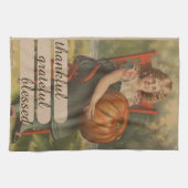 Dankbar, gesegnet | Mädchen mit Pumpkin Geschirrtuch (Horizontal)