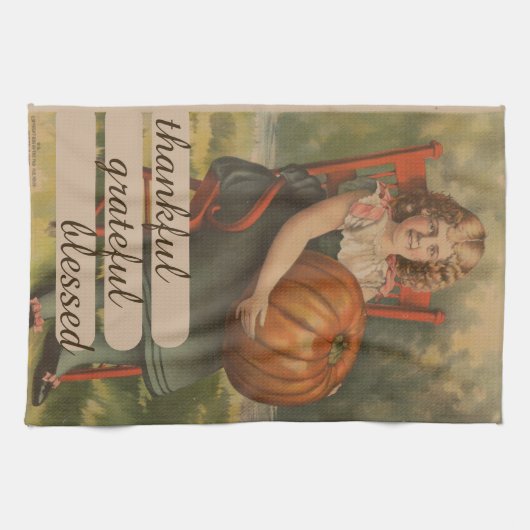 Dankbar, gesegnet | Mädchen mit Pumpkin Geschirrtuch (Horizontal)