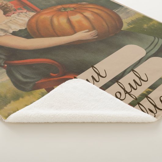 Dankbar, gesegnet | Mädchen mit Pumpkin Sherpadecke (3/4)