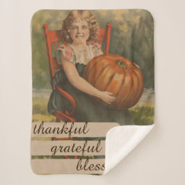Dankbar, gesegnet | Mädchen mit Pumpkin Sherpadecke