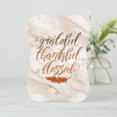 Dankbar, gesegnet, moderne Marmorkugel Feather Einladung (Stehend Vorderseite)