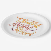 Dankbar gesegnete Erntedank Typografie Pappteller (Schrägansicht)