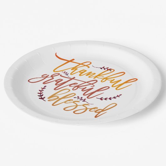 Dankbar gesegnete Erntedank Typografie Pappteller (Schrägansicht)