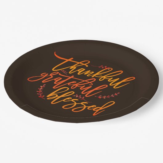Dankbar, gesegneter Erntedank Dark Brown Pappteller (Schrägansicht)