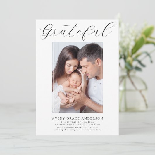 Dankbar ・ Modernes Script Foto Preemie Birth Ankündigung (Stehend Vorderseite)