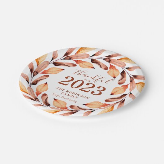 Dankbare Herbstlaub Personalisierter Erntedank Pappteller (Schrägansicht)
