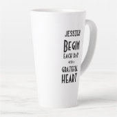 Dankbare Herz-Zitat Monogramm Name Tall Latte Tass Milchtasse (Rechte Ecke)