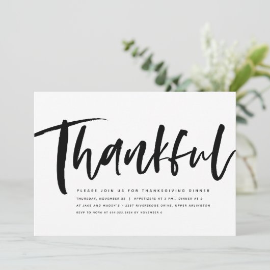 Dankbare Schrift moderner Schwarz-Weiß-Erntedank Einladung (Stehend Vorderseite)