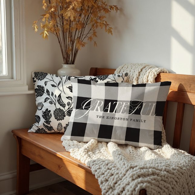 Dankbarer Landkreis-Stil Schwarzer Karierter Fall  Lendenkissen (Grateful Family County Style Black Plaid Fall Leaf Lumbar Pillow)