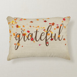 Dankbarer Text mit Herbstblättern Dekokissen