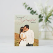 Dankbarkeit Red Calligraphy Chic Full Foto Holiday Postkarte (Stehend Vorderseite)