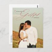Dankbarkeit Red Calligraphy Chic Full Foto Holiday Postkarte (Vorne/Hinten)