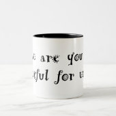 Dankbarkeits-Tassenschwarztext Zweifarbige Tasse (Mittel)