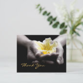 Danke, dass Sie eine zarte gelbe Blume in Händen h Postkarte (Stehend Vorderseite)