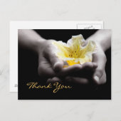 Danke, dass Sie eine zarte gelbe Blume in Händen h Postkarte (Vorne/Hinten)