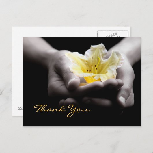 Danke, dass Sie eine zarte gelbe Blume in Händen h Postkarte (Vorne/Hinten)
