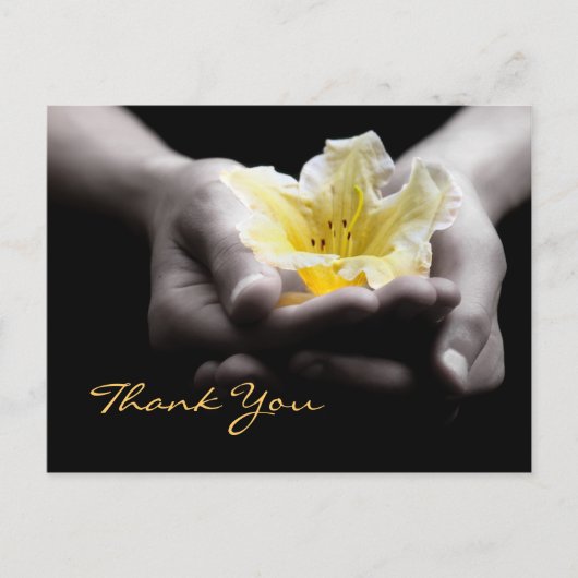 Danke, dass Sie eine zarte gelbe Blume in Händen h Postkarte (Vorderseite)