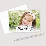 Danke für das Niedliche Foto für Heart Script Cust<br><div class="desc">Moderne personalisierte Dankeschön-Karten verfügen über ein Foto mit schwarzem (kann modifiziert werden) Dank Script-Text mit einem niedlichen Herzinfarkt. Ideal für Kinder,  um als Dankeschön Geburtstagsgeschenke,  erste kommunion Geschenke und mehr zu versenden.</div>