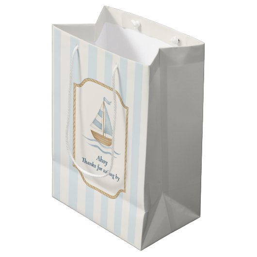 Danke für das Segelby | Pastel Blue Sailboat Mittlere Geschenktüte (Vorderseite Schrägansicht)