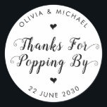 Danke für Popping By Wedding Popcorn Gefallen Runder Aufkleber<br><div class="desc">Ein klassischer Black Danke You Wedding Label Aufkleber mit "Danke fürs Popping By" in einer rustikalen,  modernen und eleganten Schriftart Kalligraphie. Sie können es einfach mit Ihren Namen und Hochzeitsdatum personalisiert.</div>