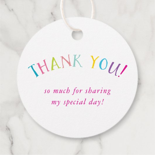 DANKE IHNEN Regenbogenbriefe hübsche, helle Farben Geschenkanhänger (Rückseite)