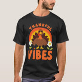 Dankend Vibes Turkey Rainbow Funny Erntedank T-Shirt (Vorderseite)
