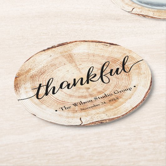 Dankenswerter Script Wood Slice Rustic Corporate Runder Pappuntersetzer (Angewinkelt)